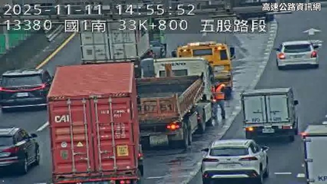貨櫃車追撞砂石車，導致駕駛腿部夾困。（翻攝高速公路資訊網）