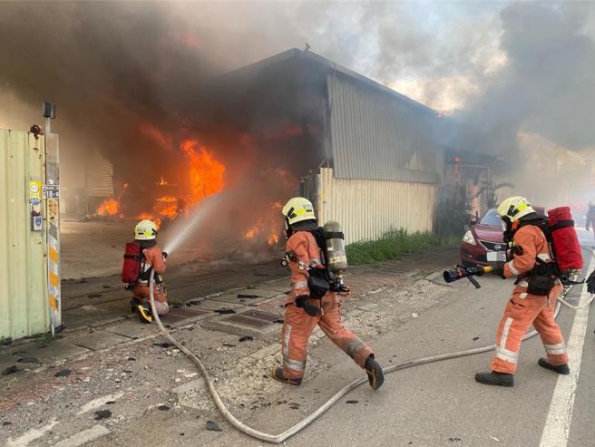 消防队在救灾现场，最怕民眾乱报消息瞎指挥，非专业来领导专业，常让消防队员们相当傻眼。（中时资料照）