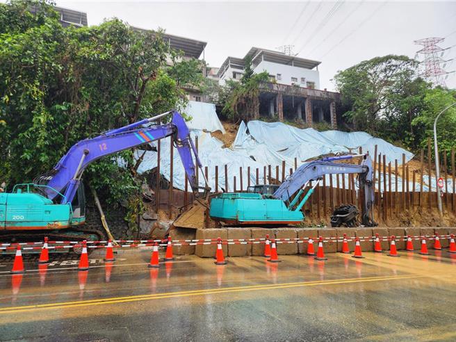 養工處調派大型機具清理滑落土石，持續進行災後復建工程。（新北市工務局提供）