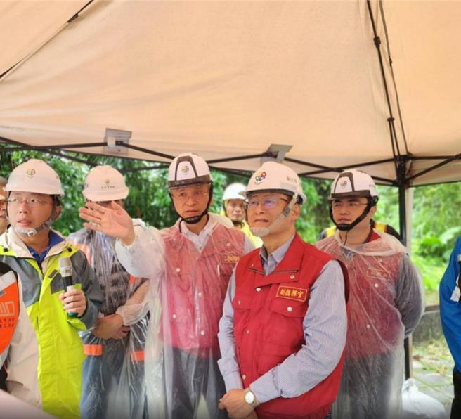 新北市副市長陳純敬在工務局副局長林炳勲等人陪同下，11日勘察汐止康寧街邊坡復建工程。（新北市工務局提供）