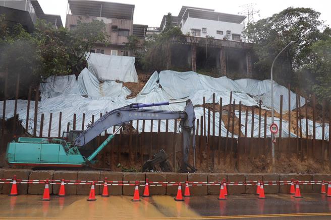 養工處積極修復邊坡崩塌，坡面已加蓋帆布，防止坍方範圍擴大，並減少雨水滲入。（新北市工務局提供）