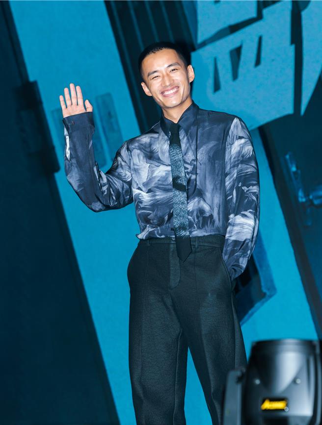 陳澤耀劇中被忍不住肚子痛的犯人「噴」滿全身。（郭吉銓攝）