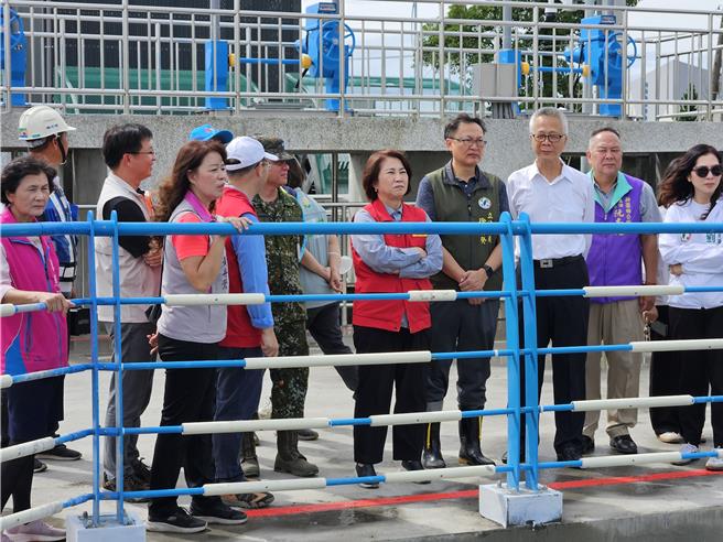 凤凰颱风来袭，屏东县长周春米（右五）11日到东港大潭滞洪池与新园C干线抽水站视察防颱整备。（罗琦文摄）