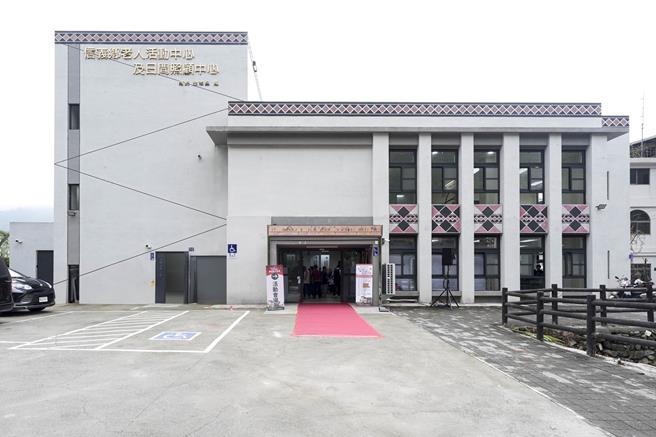 信義鄉老人活動中心暨日間照顧中心啟用，1樓有長青學院、提供諮詢服務，2樓長照中心可托30名長輩。（南投縣政府提供／楊靜茹南投傳真）