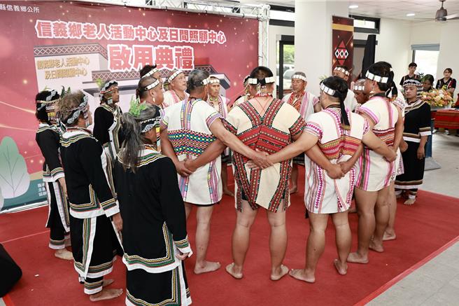 部落耆老們的八部合音中，「信義鄉老人活動中心暨日間照顧中心啟用。（南投縣政府提供／楊靜茹南投傳真）