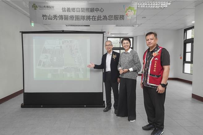 竹山秀傳醫院院長莊碧焜向縣長許淑華、鄉長全志堅介紹，將收托30名失智、失能長輩。（南投縣政府提供／楊靜茹南投傳真）