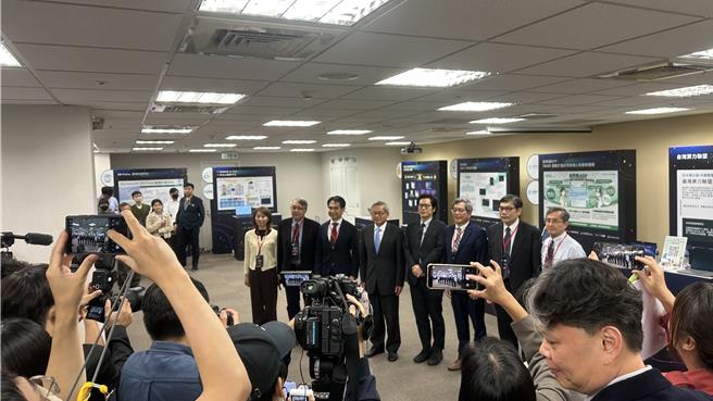 下國家實驗研究院國家高速網路與計算中心於今（11）日舉辦「TAIWAN AI RAP暨 TAIDE亮點成果發表會」，以「主權AI驅動革新，百業共創智慧臺灣」為主題，展示生成式AI在地化發展的最新成果與應用實例。 （賀培晏攝）