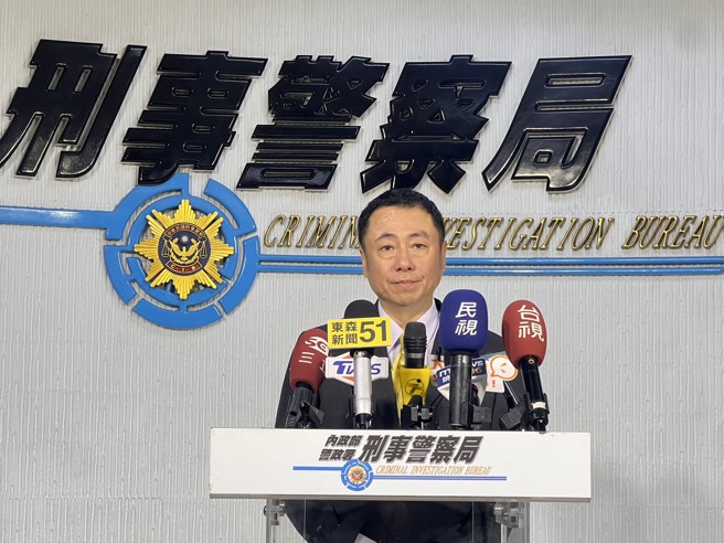 業者膽大包天，在忠孝東路精華地段的店面內，公開陳列販售「DIOR」、「CHANEL」、「LV」等一線國際精品的仿冒品，甚至利用通訊軟體經營熟客，接受「客製化」下單。（圖／簡銘柱翻攝）