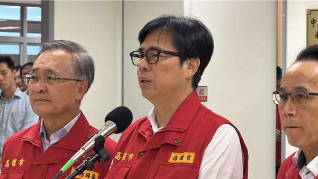 高雄市政府於11日下午召開第一場防災會議，市長陳其邁在會後表示，將待晚間7點中央氣象署最新預報資料後再決定明天是否停班停課。（高雄市政府提供）