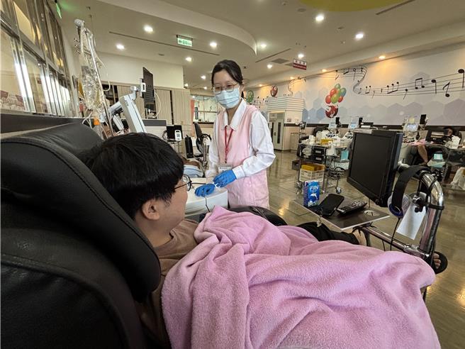 台中捐血中心指出，近年O型血經常低於7天安全庫存，呼籲民眾定期捐血，尤其是O型血的捐血人。（馮惠宜攝）