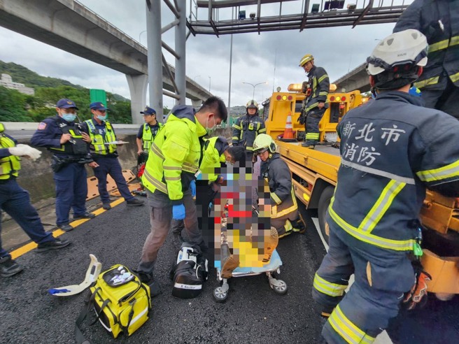 國1南下33.9公里處，發生2大車追撞，疑似貨櫃車駕駛疾病發作才釀禍。（翻攝畫面）