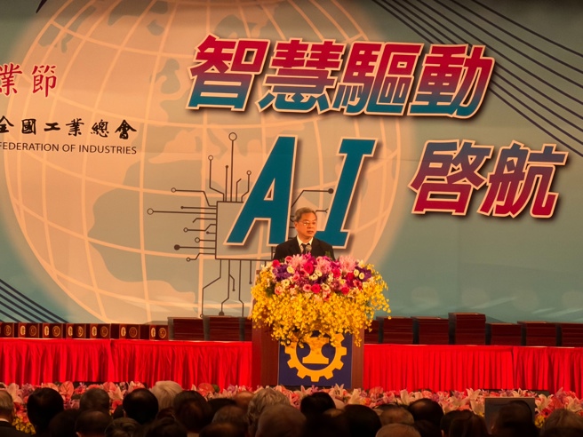 经济部长龚明鑫受访谈中油浮报议题。（图／郑思楠摄）