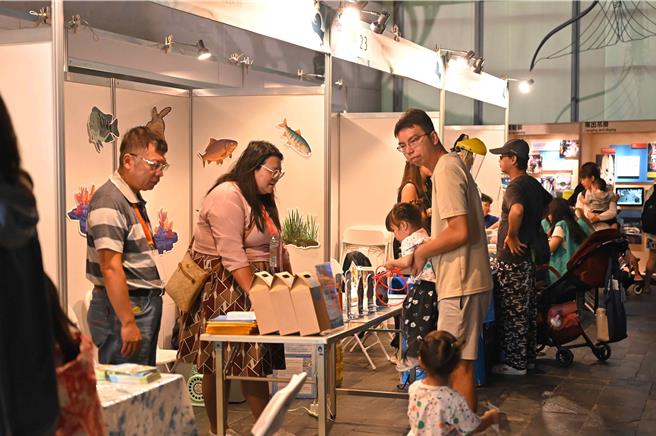 屏東海生館8日至16日舉辦第6屆台灣科學節，民眾走進「漁識場科學市集」，近距離體驗海洋科學的樂趣與驚奇。（海生館提供／羅琦文屏東傳真）