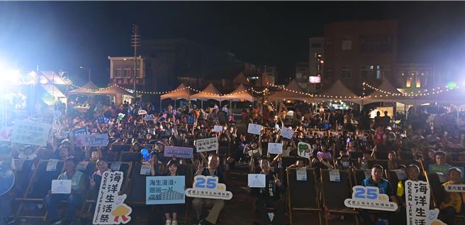 屏東海生館8日至16日舉辦第6屆台灣科學節，「落山風海洋戲院」映後大合照，為台灣科學節首周活動畫下圓滿句點，下周還有系列活動，共享海洋科學與藝術饗宴。（海生館提供／羅琦文屏東傳真）