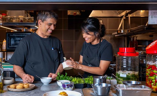 「夏花餐室」双厨四手餐会，13道精采餐点架构堆迭的主厨套餐，带领食客体验传统与创新并存的印度菜。（夏花餐室提供）