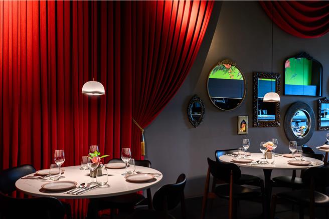  「夏花餐室」双厨四手餐会，13道精采餐点架构堆迭的主厨套餐，带领食客体验传统与创新并存的印度菜。（夏花餐室提供）