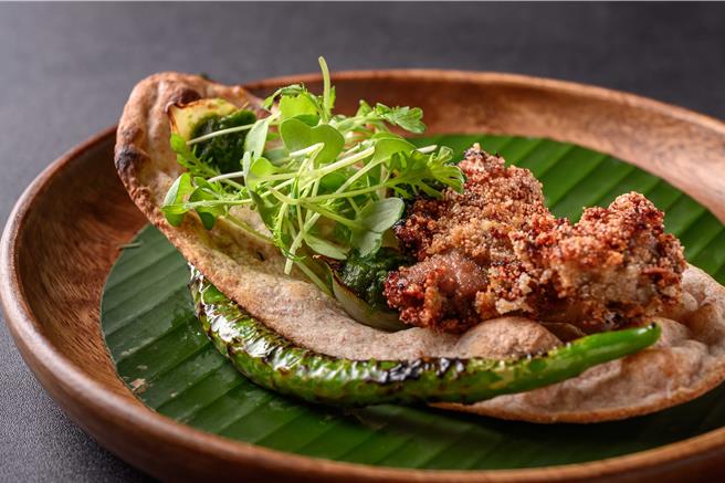  「夏花餐室」双厨四手餐会，13道精采餐点架构堆迭的主厨套餐，带领食客体验传统与创新并存的印度菜。（夏花餐室提供）