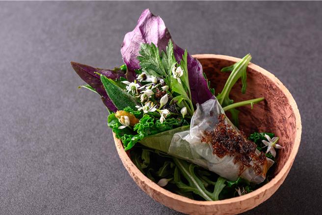  「夏花餐室」双厨四手餐会，13道精采餐点架构堆迭的主厨套餐，带领食客体验传统与创新并存的印度菜。（夏花餐室提供）