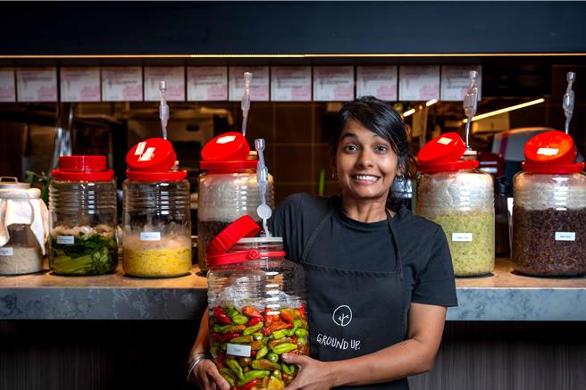  「夏花餐室」双厨四手餐会，13道精采餐点架构堆迭的主厨套餐，带领食客体验传统与创新并存的印度菜。（夏花餐室提供）