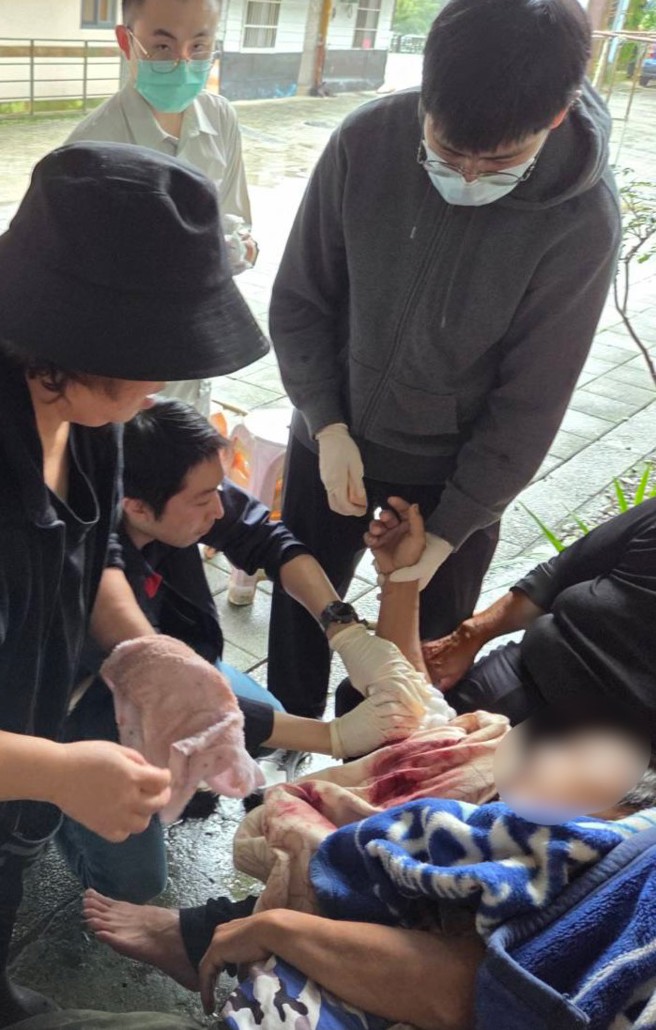 耕莘醫院進行偏鄉醫療時，遇到民眾受傷大出血，立即協助止血並叫救護車送醫。（翻攝畫面）