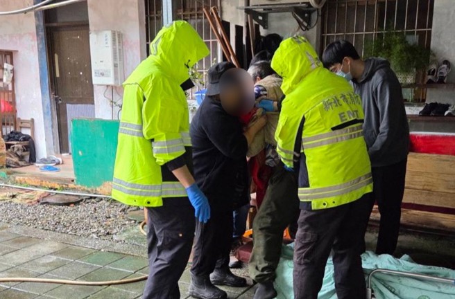 耕莘醫院進行偏鄉醫療時，遇到民眾受傷大出血，立即協助止血並叫救護車送醫。（翻攝畫面）