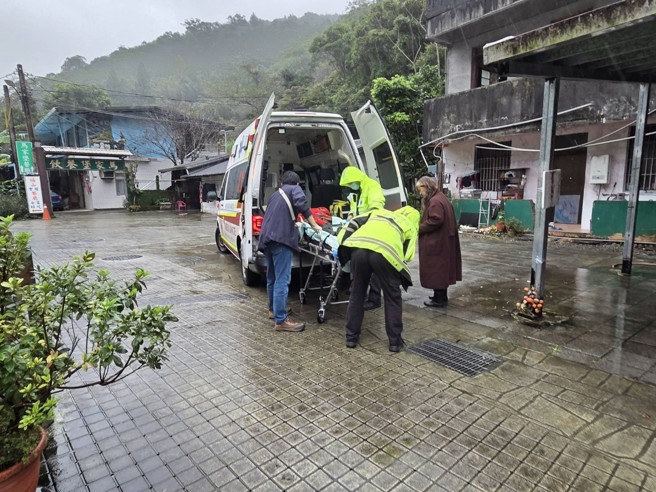 耕莘醫院進行偏鄉醫療時，遇到民眾受傷大出血，立即協助止血並叫救護車送醫。（翻攝畫面）