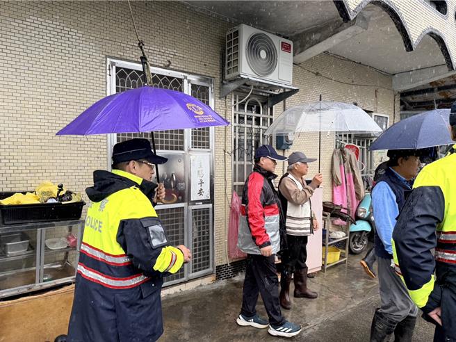 三星分局英士派出所所長葉文獻、警員初志強及牛鬥派出所所長楊文清、警員吳學仁等人冒著風雨協助村民撤離。（警方提供／吳佩蓉宜蘭傳真）