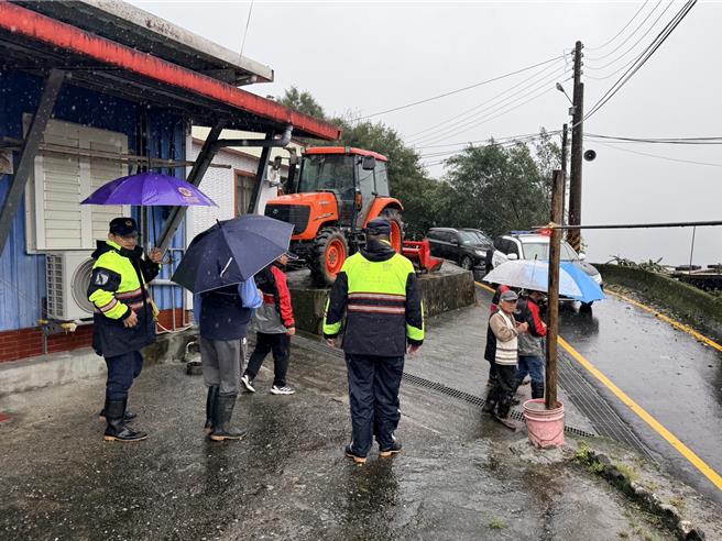 三星分局英士派出所所長葉文獻、警員初志強及牛鬥派出所所長楊文清、警員吳學仁等人冒著風雨協助村民撤離。（警方提供／吳佩蓉宜蘭傳真）