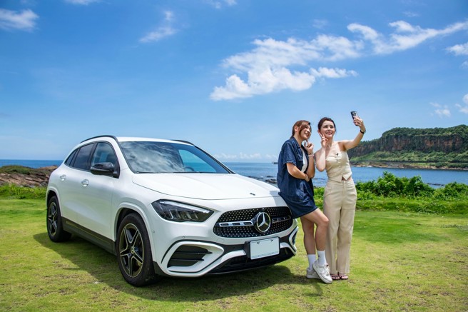 中天主播林佩洁（右）认为Mercedes-Benz GLA是一台值得细细品味的豪华跨界休旅车，图为GLA 180摘星版，外观採用夜色运动套件搭配19吋AMG五辐双肋式轻合金轮圈。（陈大任摄）