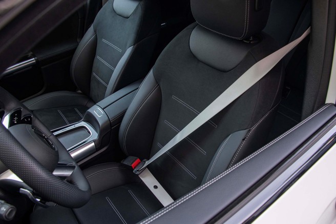 黑色内装搭配灰色车缝线，安全带也选用灰色相呼应。（陈大任摄）