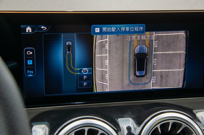 智能停车辅助系统让林佩洁拥有十足的安全感，想去哪都可以。（陈大任摄）