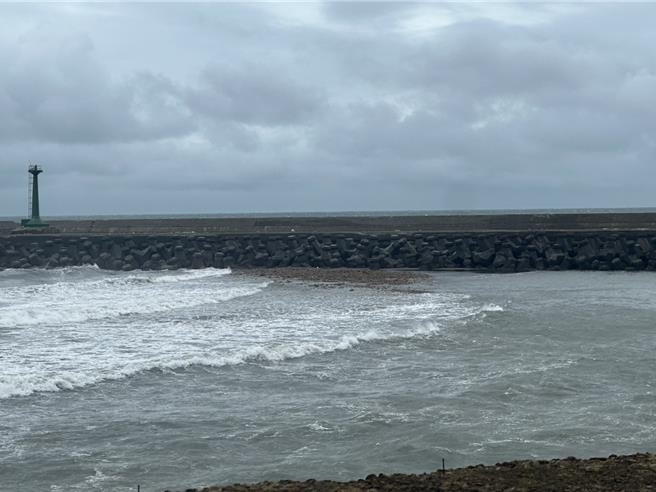 桃園市竹圍漁港港嘴疑因洋流改變，攜帶砂石堆積逐漸轉變為較大顆的卵石，且逐步堆積至防坡堤部份，恐影響船隻進出，桃園區漁會表示，已向農業局回報，並爭取經費改善。（桃園區漁會提供）