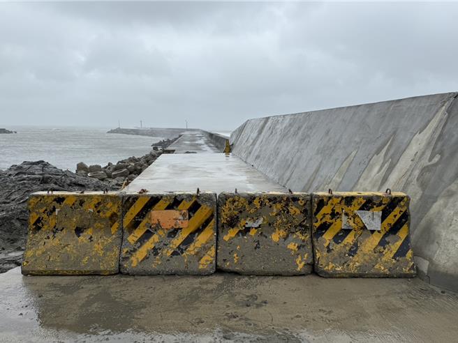 10月因風神颱風來襲及伴隨東北季風影響，永安漁港北岸部分約57公尺胸牆遭浪沖毀。農業局表示，已爭取爭取市府災害準備金，預計年底前發包。 （農業局提供）