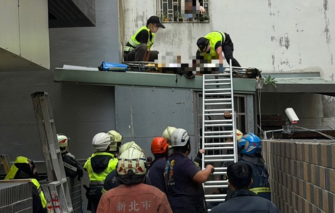 板桥一名13岁少女没带钥匙，竟意图爬窗回家，结果意外从6楼坠落卡在遮雨棚上，消防队获报到场救援。（翻摄画面）