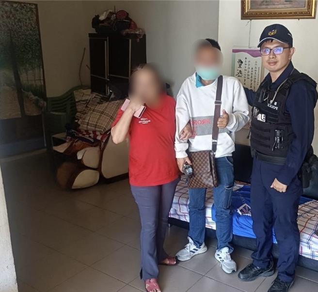 桃園市楊梅警分局富岡派出所所長陳赯麒及警員劉彥廷，日前執行巡邏勤務時，發現疑似為身心障礙者的38歲李姓男子獨自在外徘徊，似乎想向路人尋求幫助，警方見狀立即上前關心，後續聯繫家屬並協助將其帶返家。(翻攝照片)