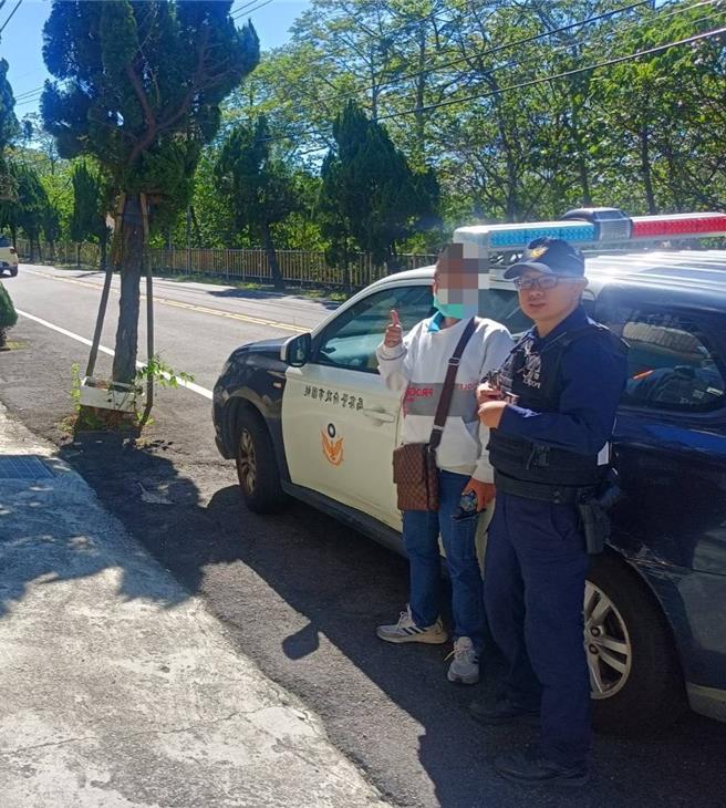 桃園市楊梅警分局富岡派出所所長陳赯麒及警員劉彥廷，日前執行巡邏勤務時，發現疑似為身心障礙者的38歲李姓男子獨自在外徘徊，似乎想向路人尋求幫助，警方見狀立即上前關心，後續聯繫家屬並協助將其帶返家。(翻攝照片)