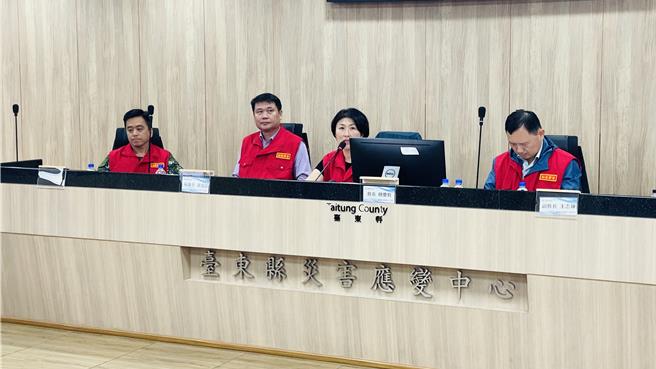 台東縣長饒慶鈴（右二）主持鳳凰颱風防災應變工作會報，並宣布台東縣明（12）日正常上班上課。（蕭嘉蕙攝）