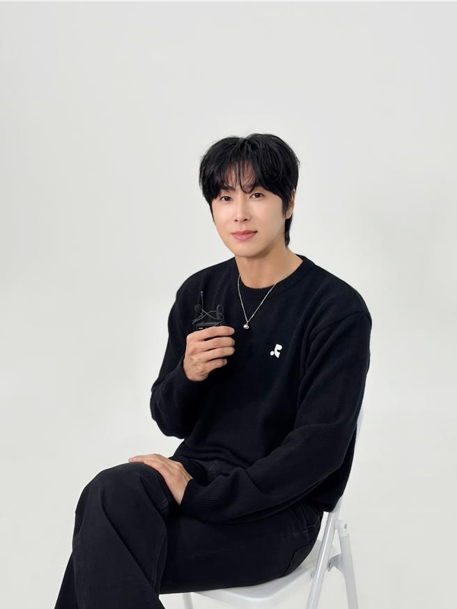 允浩接受台灣媒體書面訪問。（SM Entertainment提供）