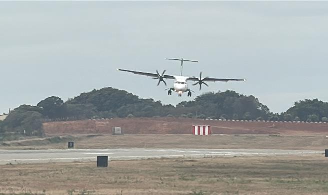 「鳳凰」攪局！12日金門海空交通全停擺；今日強勁的側風已讓降落尚義機場的班機搖晃不已，旅客驚喊比坐雲霄飛車還可怕！(于家麒攝)