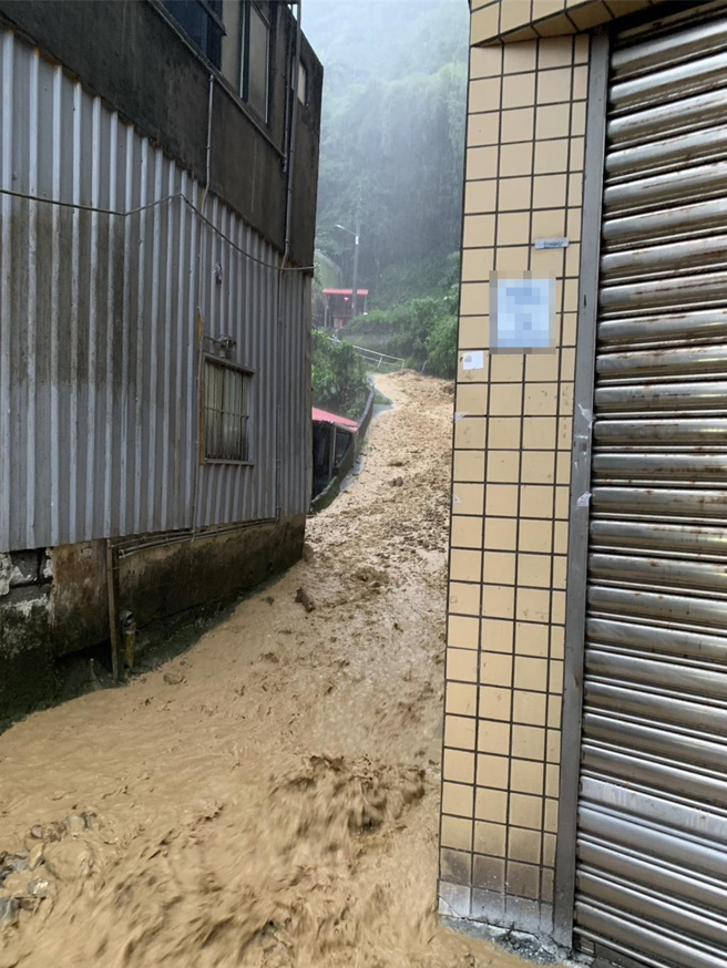 蘇澳鎮南興里華山7巷因山坡雨水暴漲，泥水夾帶砂石傾瀉而下，巷道瞬間被泥流淹沒。（南澳消防分隊提供／吳佩蓉宜蘭傳真）