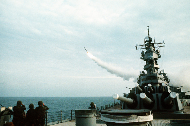 威斯康辛號戰艦發射戰斧飛彈。(圖/美國海軍)