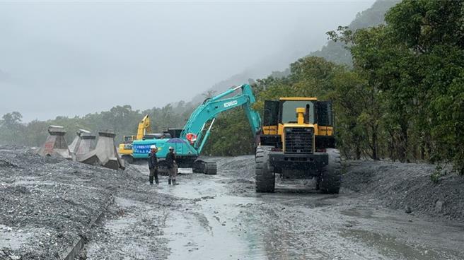 花蓮馬太鞍溪水暴漲，從未設堤防處溢出，造成萬榮鄉明利村淹水 水利署緊急處置防堵溢淹。(水利署提供)