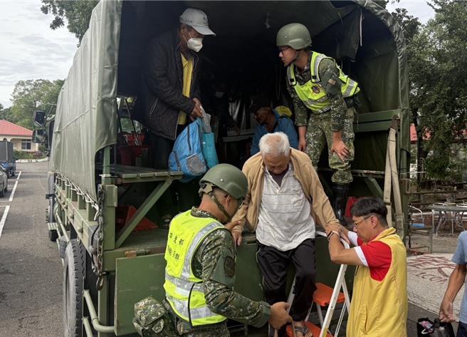陸軍4支部官兵協助六龜區預防性撤離。（第四作戰區提供／林雅惠高雄傳真）