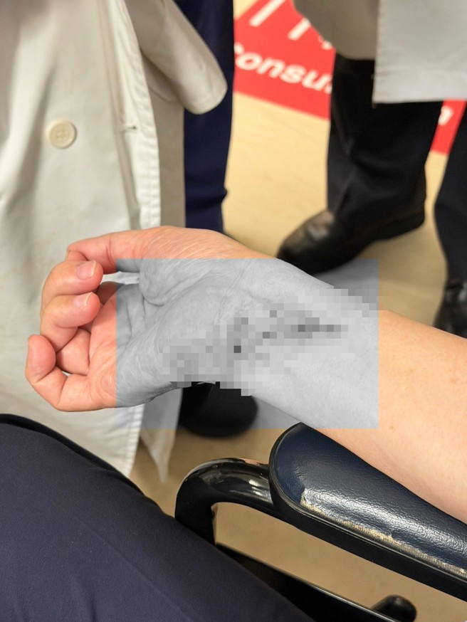 一名30歲曾姓男子在204泌尿科診間就診時，竟突然掏出預藏美工刀，朝知名泌尿科權威江漢聲醫師猛刺。（圖／簡銘柱翻攝）