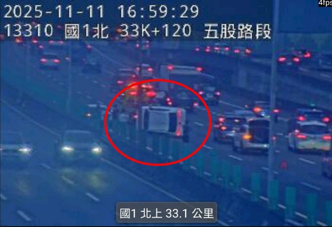 国1 南下33.2公里处，下午4时许发生3车连续追撞，导致一辆汽车翻覆，现场一人受到轻伤，详细车祸原因还有待厘清。（翻摄国道1968）