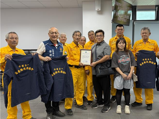 苗栗縣救難協會理事長林賢正（左四）表示，協會救援夾克已逾20年老舊，𡘙鑫實業在造橋鄉公所協助下捐贈138件防風防潑水夾克，提升夜間出勤安全。（呂麗甄攝）