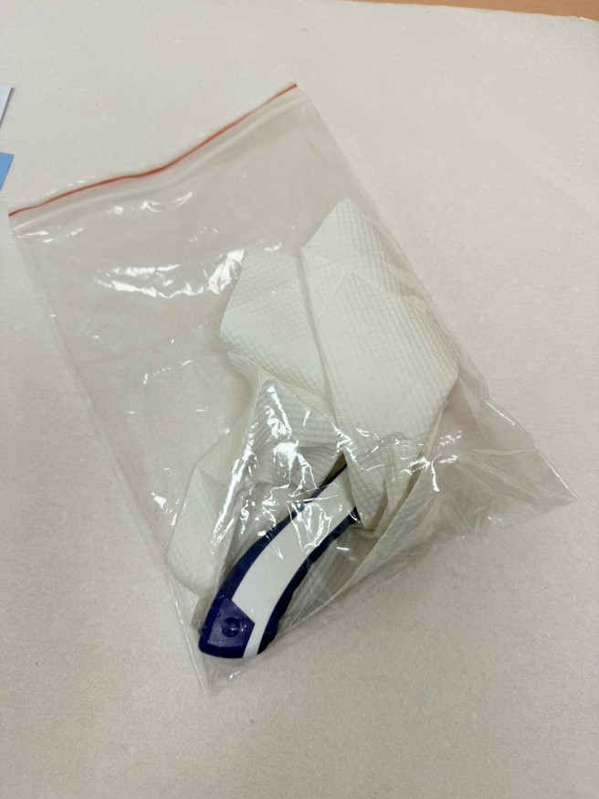 一名30歲曾姓男子在204泌尿科診間就診時，竟突然掏出預藏美工刀，朝知名泌尿科權威江漢聲醫師猛刺。（圖／簡銘柱翻攝）