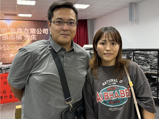 𡘙鑫實業張麗君（右）表示，去年公司捐贈外套給弱勢家庭，今年特別將愛心擴及救難協會與鄉公所同仁，是為了表達董事長張志禎對地方救難團體的敬意，也感謝基層同仁長年無私付出，盼藉此讓更多人感受到溫暖與關懷。（呂麗甄攝）