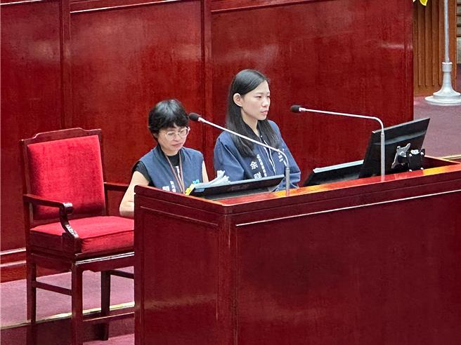 国民党台北市议员徐弘庭11日指出，今年日租套房违法的案件数比往年更多，但罚则并没有随之增加，让业者「罚不怕」。观传局长余祥（右）表示，会依照中央法规调整，裁处也会加重加严。（丁上程摄）