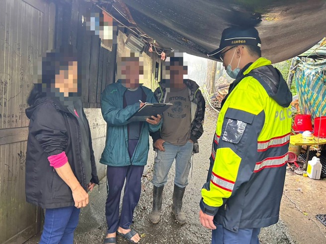 新城警分局联合军警消11日紧急动员，深入太鲁阁各村落执行预防性撤离。（图／简铭柱翻摄）